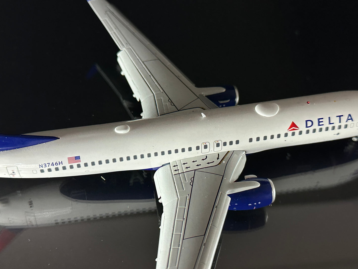 GEMINI 200 DELTA AIRLINES "Atlanta Braves World Champions" B737-800W N3746H (FLAPS DOWN)