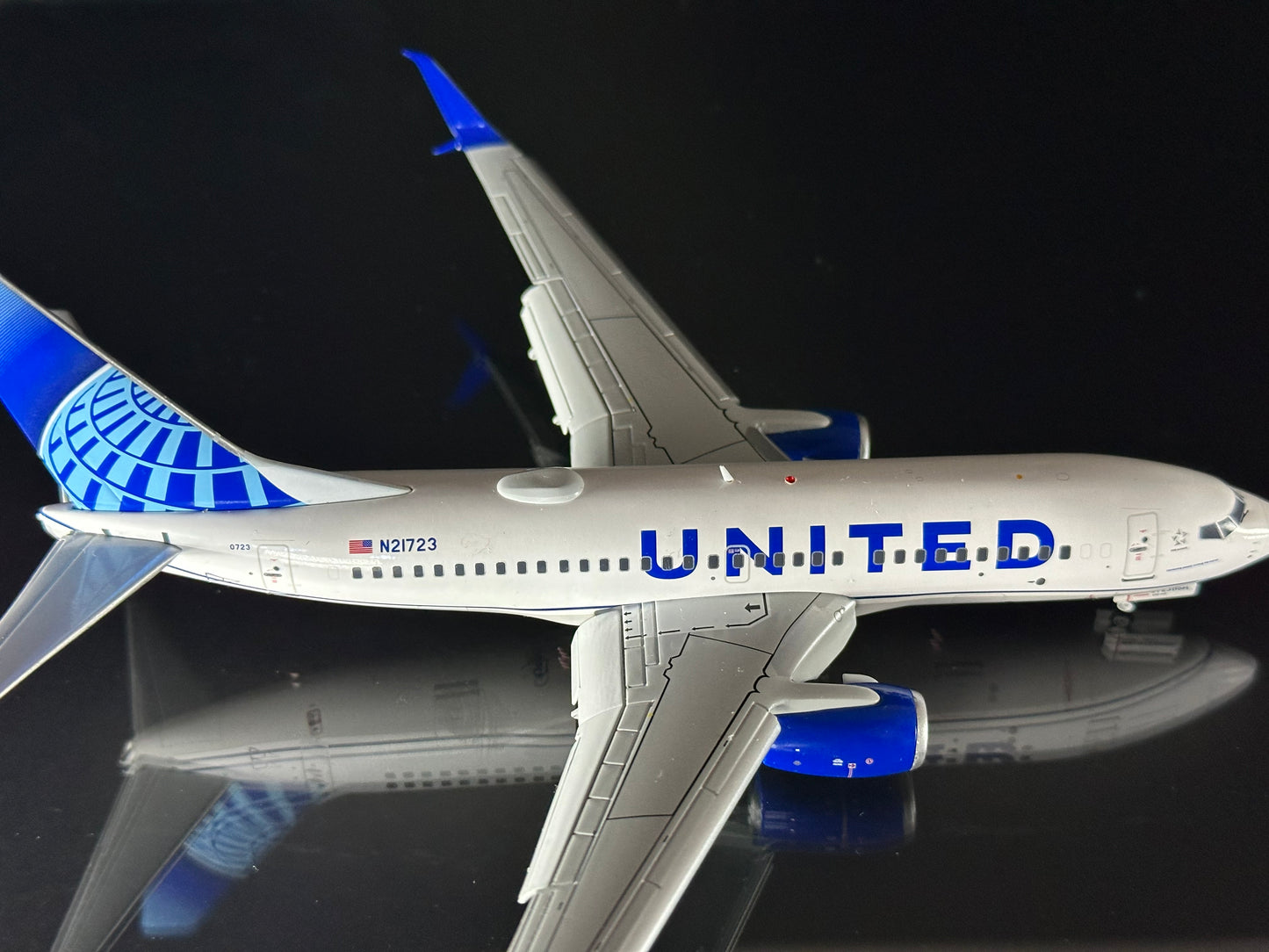 GEMINI200 UNITED B737-700 N21723 (FLAPS DOWN)