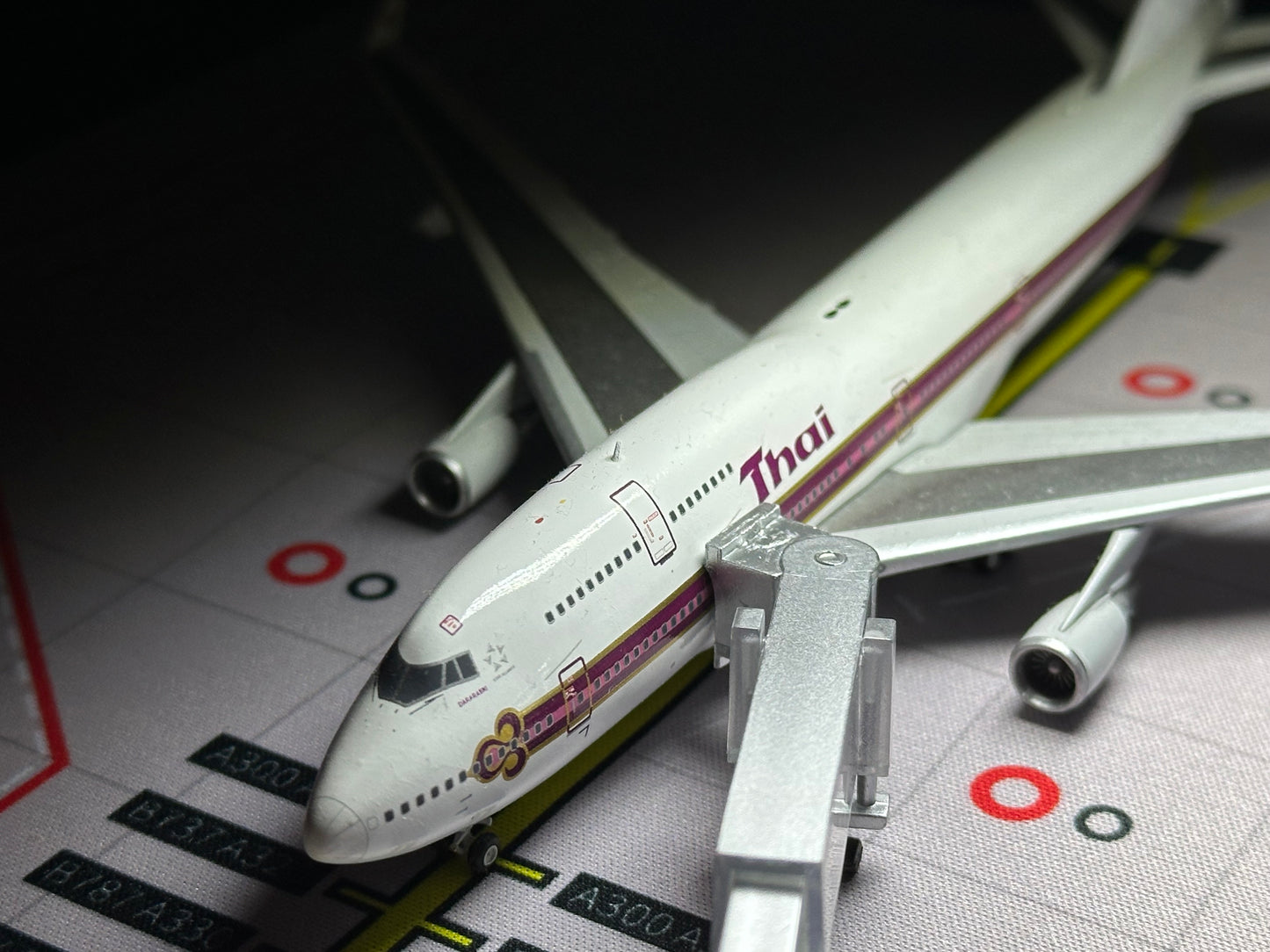 1:400 Jetbridge and Flood Light Set (Glass)