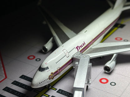 1:400 Jetbridge and Flood Light Set (Glass)