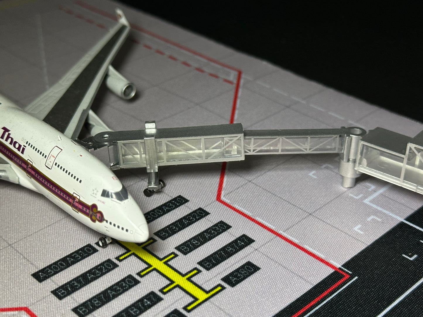 1:400 Jetbridge and Flood Light Set (Glass)