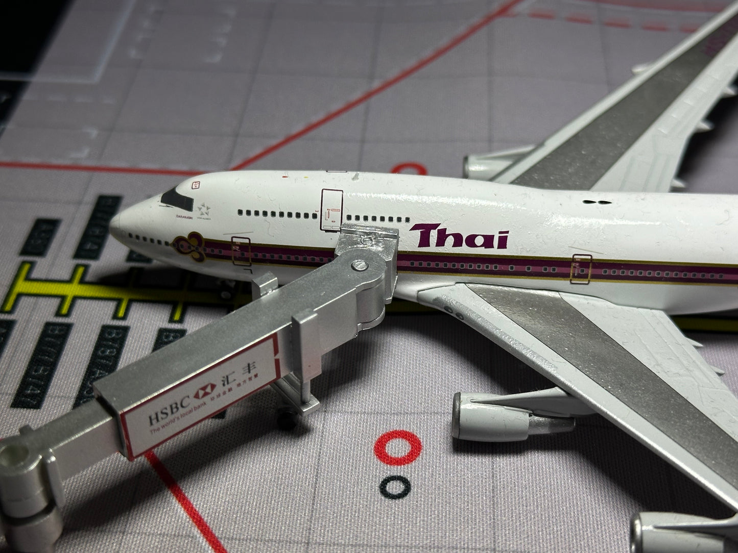 1:400 Jetbridge and Flood Light Set (HSBC)