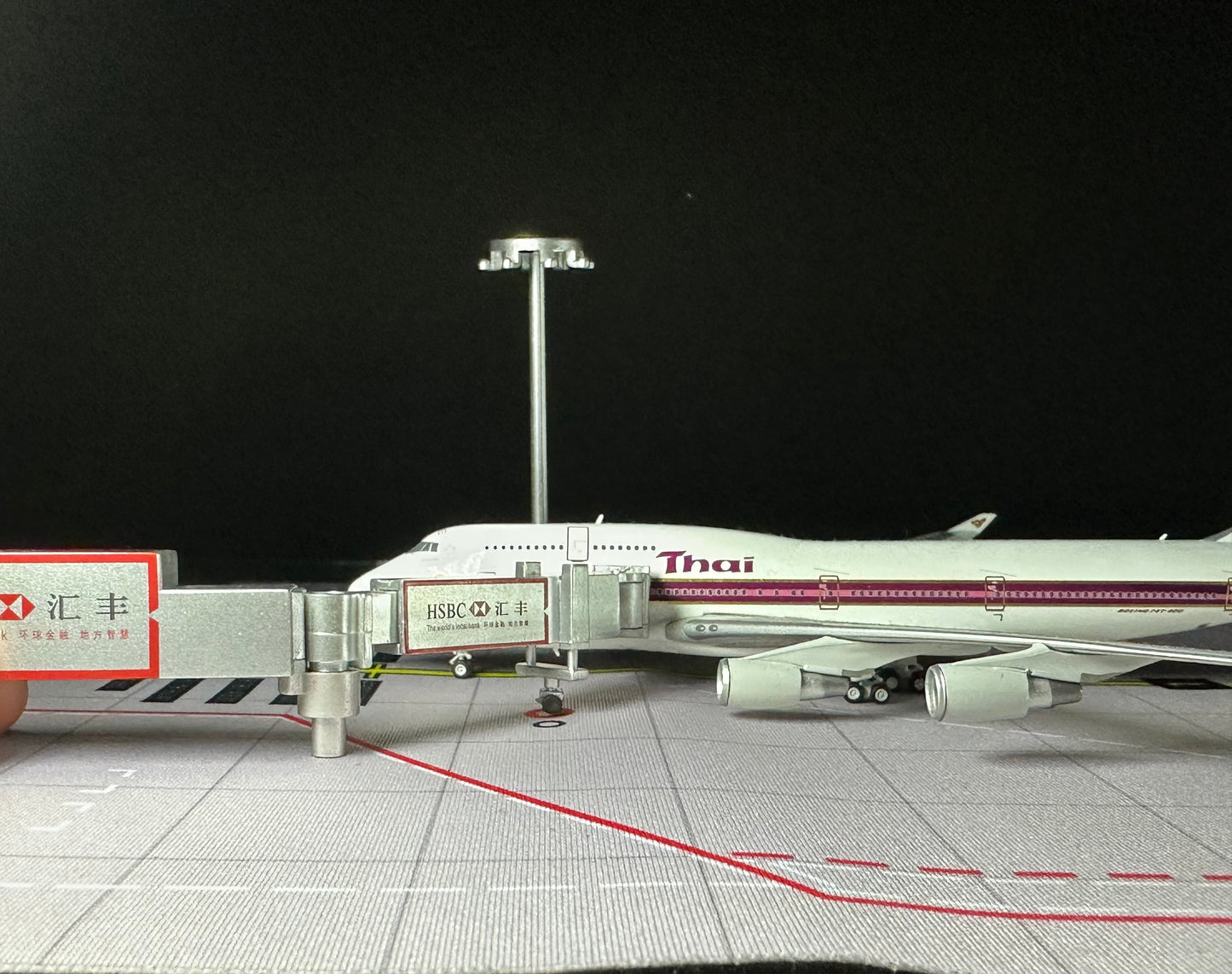 1:400 Jetbridge and Flood Light Set (HSBC)