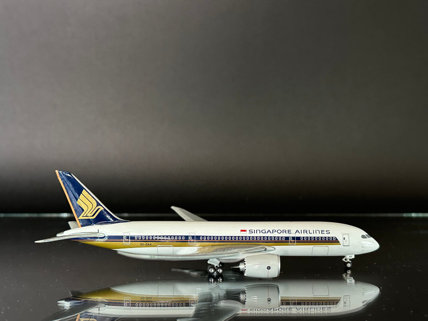 *DISCOUNTED* PHOENIX MODELS SINGAPORE BOEING 787-8 (9V-SAA)