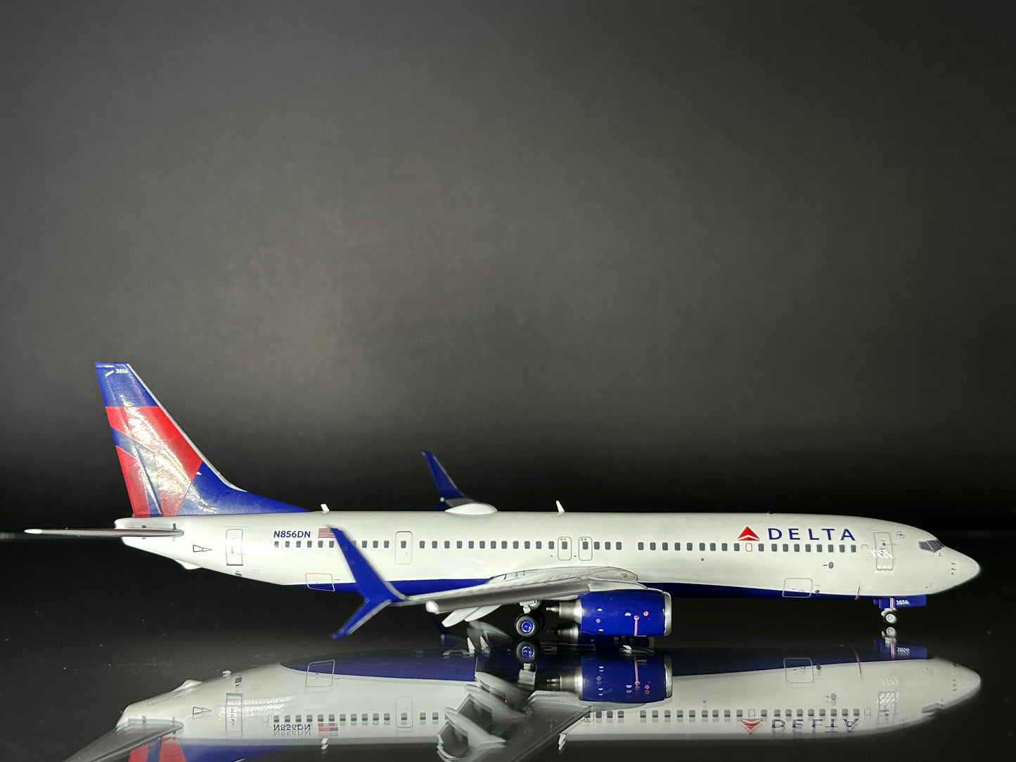 GEMINI200 DELTA AIRLINES  B737-900ER N856DN (FLAPS DOWN)