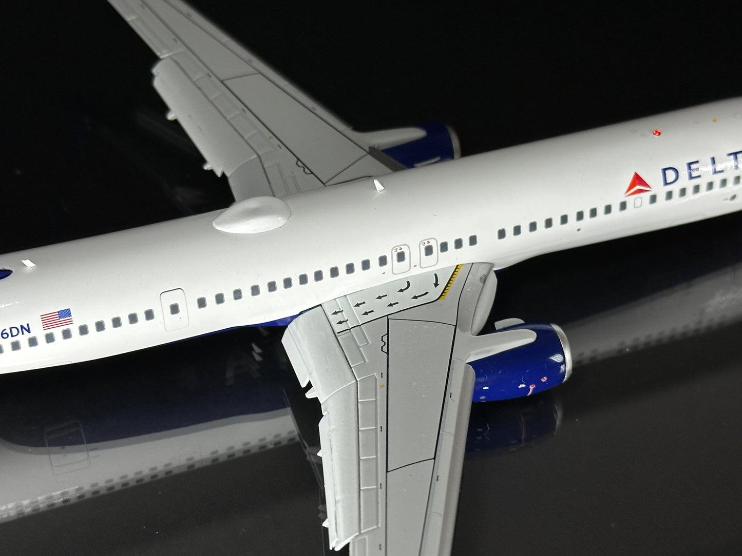 GEMINI200 DELTA AIRLINES  B737-900ER N856DN (FLAPS DOWN)