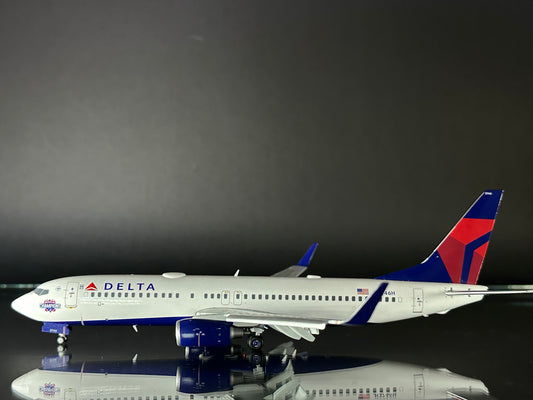 GEMINI 200 DELTA AIRLINES "Atlanta Braves World Champions"  B737-800W N3746H (FLAPS DOWN)