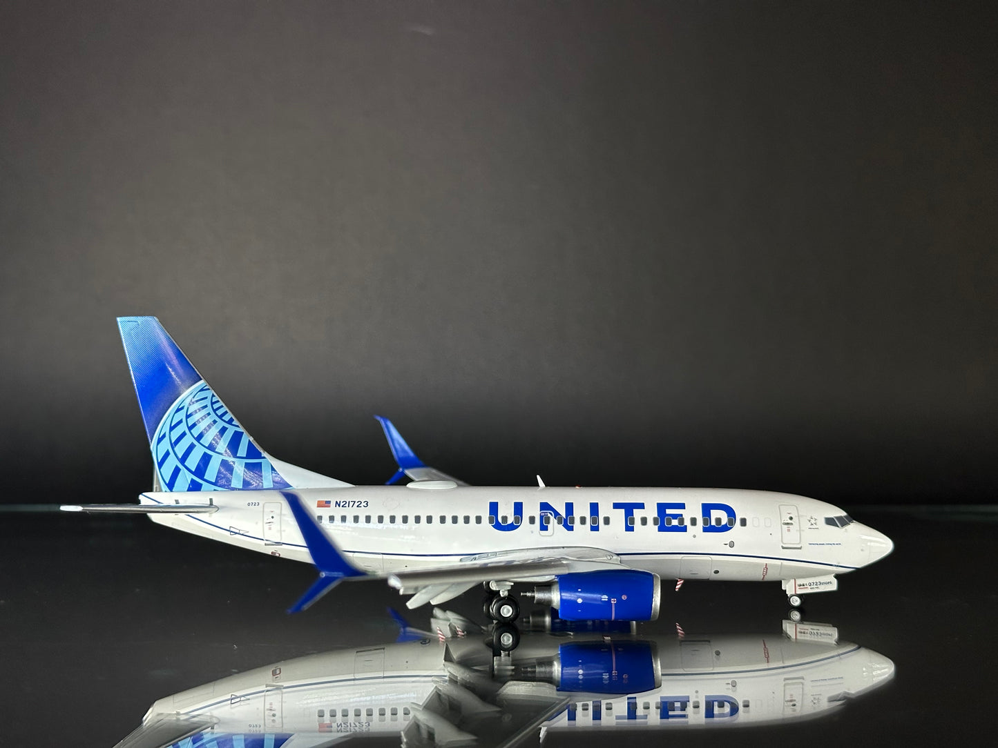 GEMINI200 UNITED B737-700 N21723 (FLAPS DOWN)