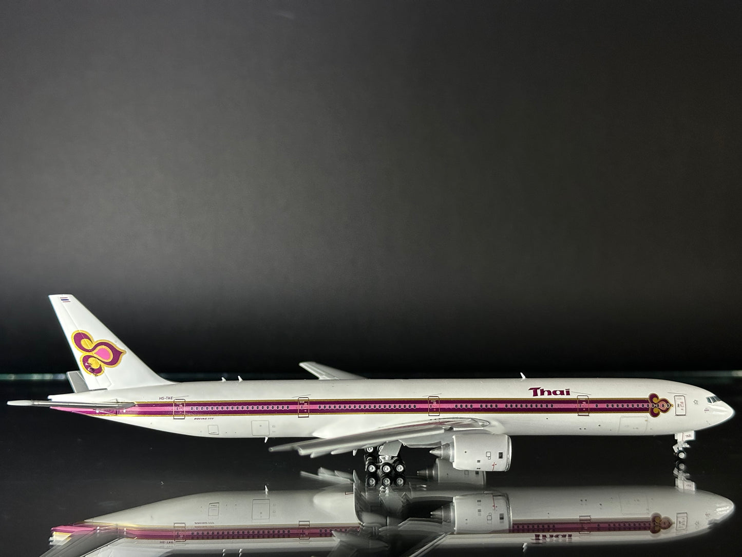 JC Wings 1:400 Thai Airways Boeing 777‑300 HS‑TKE (FLAPS DOWN)