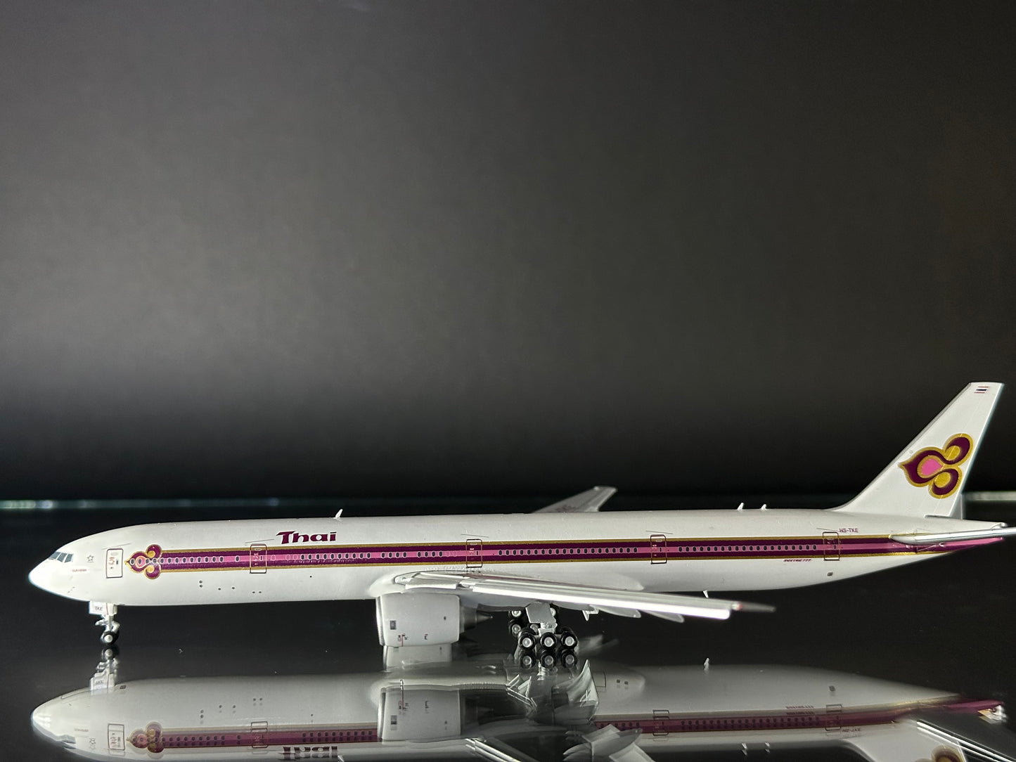 JC Wings 1:400 Thai Airways Boeing 777‑300 HS‑TKE (FLAPS DOWN)