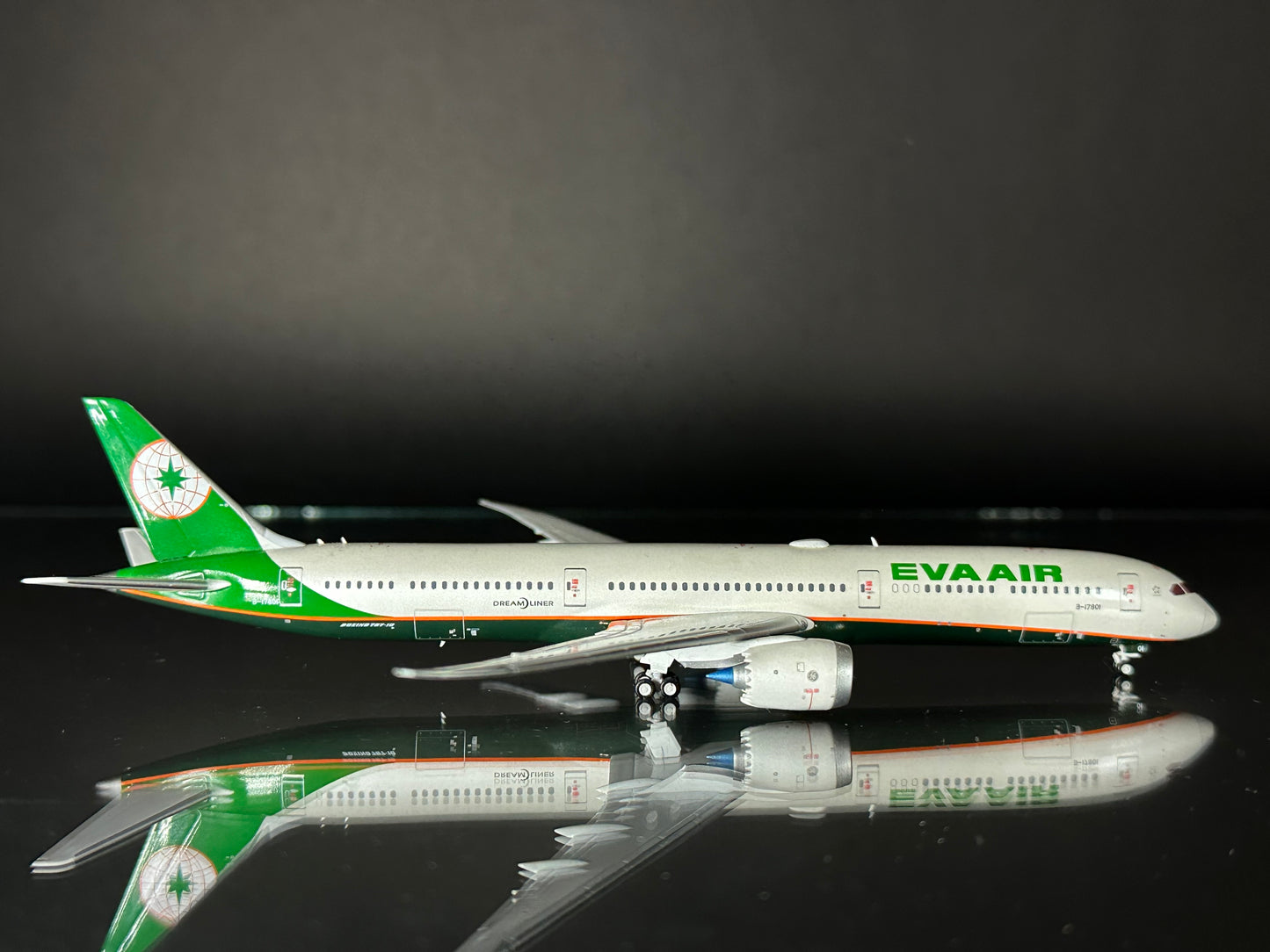 1:400 EVA Air Boeing 787-10 “B-17801”