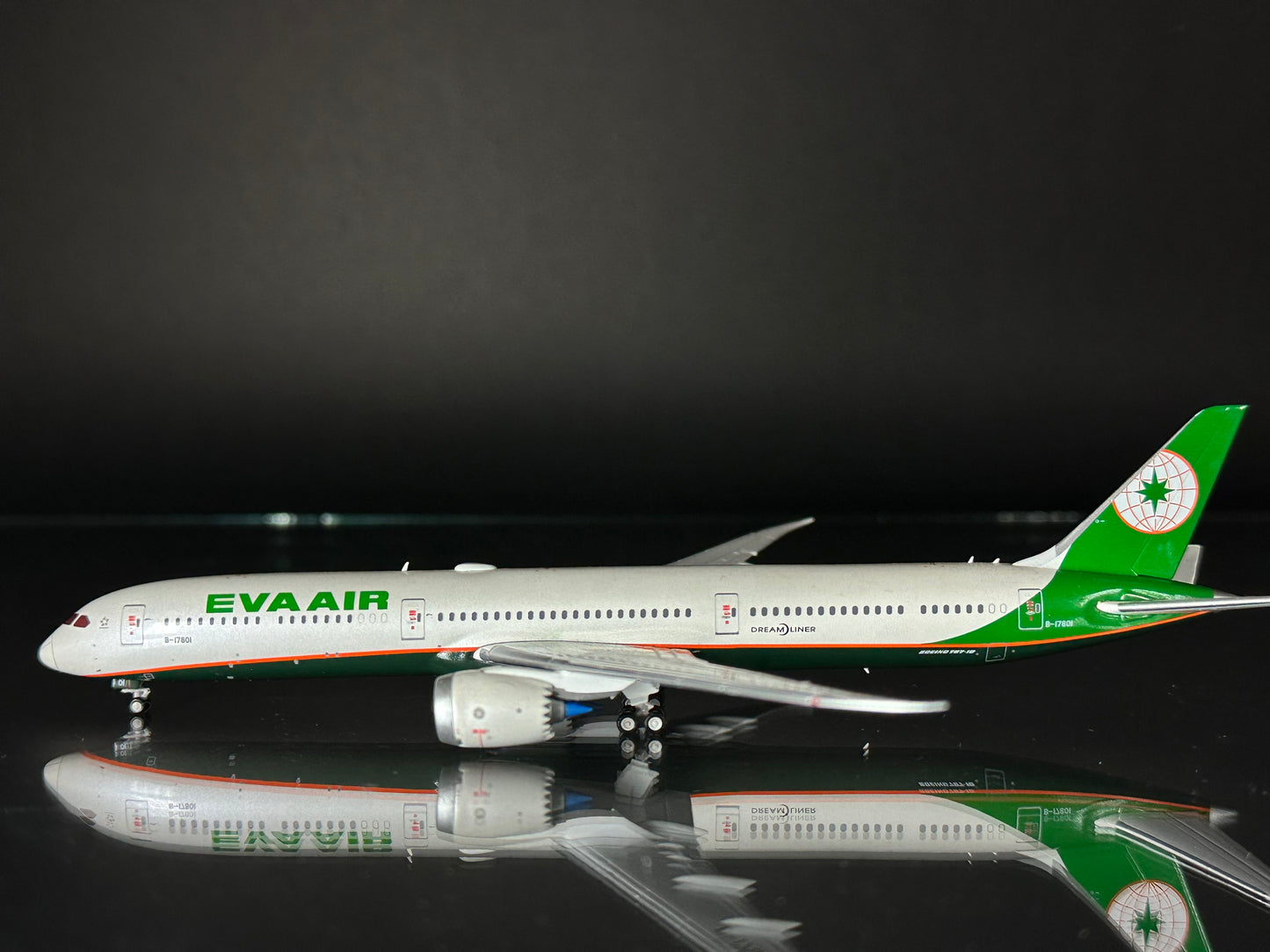 1:400 EVA Air Boeing 787-10 “B-17801”