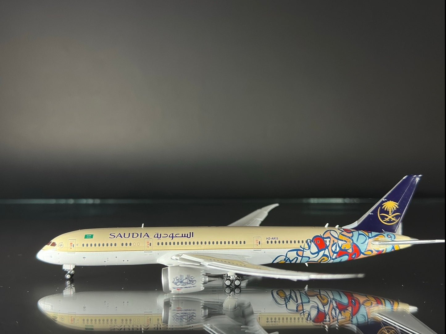 JC WINGS Saudi Arabian Airlines (Arab Calligraphy Year) FD B787-9 HZ-AR13